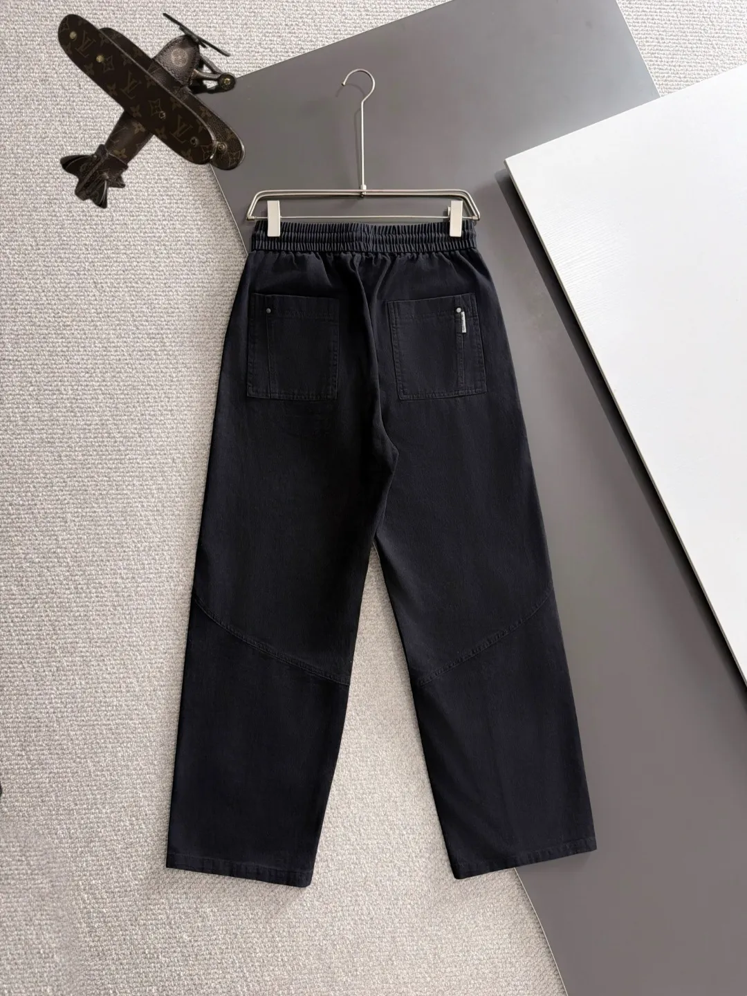 Next day shipment P195 Balenciaga High Quality 2026 Autumn and Winter New Arrival elastic band casual pants, counter-customized fabrics, Breathable, high comfort, impeccable details, brand element design concept, reflecting high quality. It feels delicate and soft! It presents a casual cut and the upper body shape is great! Sizes:S-3XL